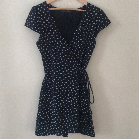 Brandy Melville Dresses & Skirts - Brandy Melville Navy & White floral wrap dress